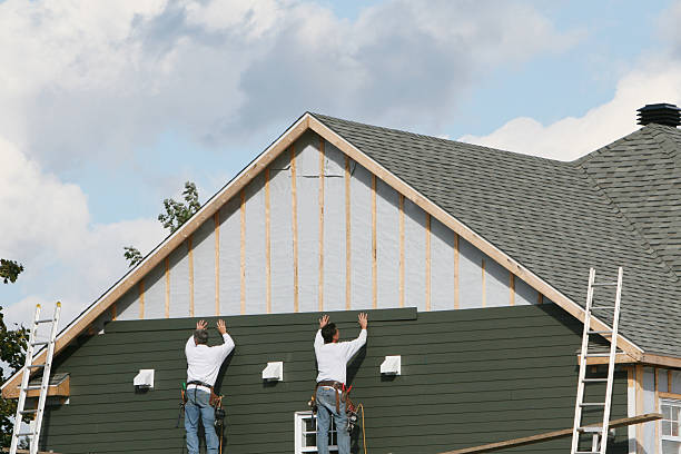 Professional Siding technician working in Woodsboro, TX